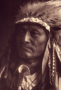 Őrült mennydörgés, Sioux Teton (Oglala vagy Ogalala) Fotó Edward S. Curtis észak-amerikai indiánokról szóló enciklopédiájának (1868-1952) 3. kötetéből, Theodore Roosevelt előszavával. 1907 és 1930 között 20 kötet jelent meg. alkotó: Edward Sheriff Curtis
