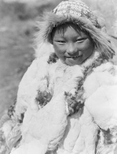 Uyowutchaként azonosított eszkimó gyermek, valószínűleg az alaszkai Nunivak-szigetről, 1929 körül (f/w fotó)