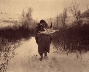Táborba menni. Egy apsaroke indián, aki fát cipelt a hóban, egy kis téli táborban, egy patak közelében a Pryor-hegységben, Montana államban. A kép az Edward S. Curtis (1868-1952) által az észak-amerikai indiánokról szóló enciklopédiának a 4. kötetéből szár alkotó: Edward Sheriff Curtis