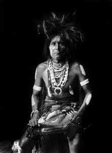 Hopi indián, nyakában Naja-t visel, fotó: Edward S. Curtis, c. 1921 alkotó: Edward Sheriff Curtis