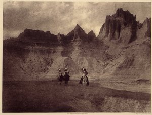 A Badlandsben. Ez a csodálatos kép Sheep Mountainben készült, a Pine Rige Reserve területén, Badlandsben, Dél-Dakotában. A fénykép Edward S. Curtis észak-amerikai indiánokról szóló enciklopédiájának (1868-1952) 3. kötetéből készült, Theodore Roosevelt elős alkotó: Edward Sheriff Curtis