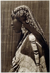 Amerika indiánja: „” Indián lány portréja”” Az amerikai Edwards Curtis (1868-1952) fényképe, XX. század. La Rochelle, Újvilág Múzeum alkotó: Edward Sheriff Curtis