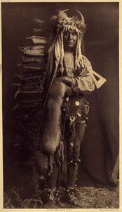 Iron Brest, Piegan. A Bulls, az egykori, évek óta eltűnt társaság tagjának jelmeze Fotó az Edward S. Curtis (1868-1952) által az észak-amerikai indiánokról kiadott enciklopédiának 6. kötetéből, Theodore Roosev előszavával