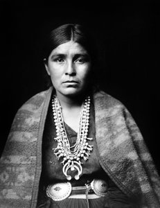 Navajo nő ezüst squash blossom nyakláncot, kagylóövet, vállra terített takarót visel, c. 1904, fénykép Edward S. Curtis alkotó: Edward Sheriff Curtis