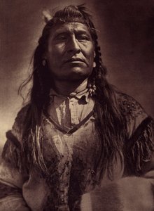 New Chest, Indian Piegan. A kép az Edward S. Curtis (1868-1952) által az észak-amerikai indiánokról szóló enciklopédiának 6. kötetéből készült, Theodore Roosevelt előszavával. 1907 és 1930 között 20 kötet jelent meg. alkotó: Edward Sheriff Curtis