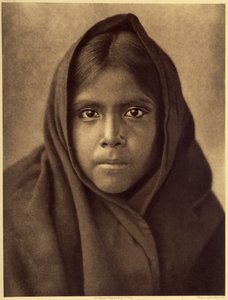 Qahatika lány. Fiatal Qahatika lány. Ezek a sivatagi indiánok körülbelül 60 kilométerre élnek a Pimas rezervátumtól (Arizona). A fénykép Edward S. Curtis észak-amerikai indiánokról szóló enciklopédiájának (1868-1952) 2. kötetéből készült, Theodore Roosevel alkotó: Edward Sheriff Curtis