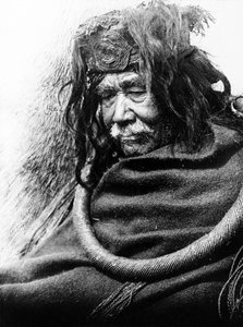 A Hamatsa, Nakoaktok c. 1910 Nakoaktok férfi félalakos portréja, balra néz, cédrusgyökér ceremóniás hurkot visel. alkotó: Edward Sheriff Curtis
