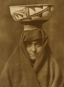Zuñi nő alkotó: Edward Sheriff Curtis