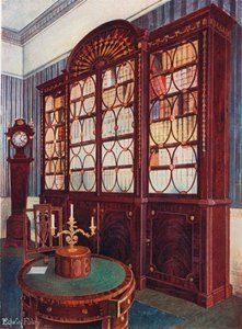 Intarziás mahagóni törékeny könyvespolc. Mahagóni talapzat középső asztal. Mahagóni nagybetűs óra alkotó: Edwin John Foley