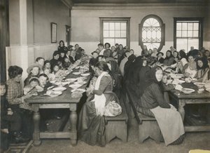 A bevándorlók ingyenes étkezést szolgáltak fel Ellis Islanden, 1906 körül (f/w fotó) alkotó: Edwin Levick
