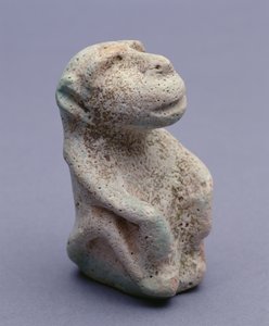 Pávián szobrocska, a Hierakonpolisi templomból, főtárhely, korai dinasztikus időszak, 1-2. dinasztia (mázas fajansz) (lásd még: 113908)