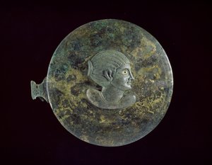 Öntött bronz tükörborítás hellenisztikus női domborművel, Kr. e. 100 - Kr. u. 100 (öntött bronz, metszett díszítéssel).