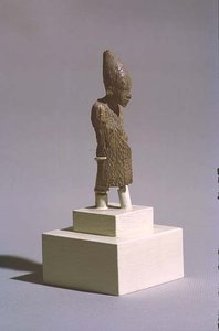 Felső-Egyiptom fehér koronáját és a Sed-fesztivál köpenyét viselő király alakja, az abüdoszi Ozirisz-templomból, kora dinasztikus kor, Kr.e. 3000 körül (lásd még 23814).