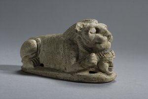 Fejet szorongató fekvő oroszlán fedele, Napata-Meroe, Felső-Núbia (szteatit)