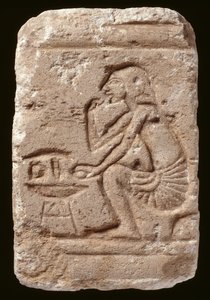 Egy asztal mellett ülő férfi domborműve, Amarna-korszak (mészkő) alkotó: Egyptian