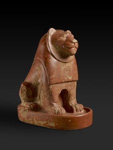 Talapzaton ülő oroszlán szobor, a hierakonpolisi templom körzetéből, egyiptomi, késő protodinasztikus, az óbirodalom vége, ie 2700-2200 körül (kerámia)