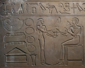 Részlet a megkönnyebbülésről szolgával, aki ékszereket mutat a királynőnek, Kawit királynő szarkofágja, II. Mentuhotep temploma, Deir el Bahari, Egyiptom