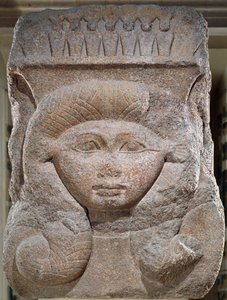II. Osorkon (i.e. 883-855) által bitorolt főváros Hathor fejével Bubastisból, Középbirodalomból (gránit)
