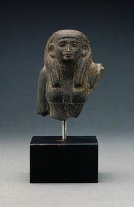Egy nő feje és válla egy csoportos szoborból, valószínűleg temetkezési kettős, Középső Királyság (bazalt) alkotó: Egyptian 12th Dynasty