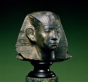 III. Amenemhat király feje, Asszuánból, Középbirodalomból, ie 1842-1797 (sötét fosszilis mészkő)