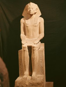 III. Amenemhat ülő szobra (Kr. e. 1843-1798) (mészkő)