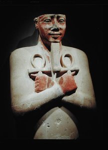 I. Sesostris (Kr. e. 1918-1875) szobra, aki két kezében az ankh-t tartja keresztbe a mellkasán, a karnaki templomból, Új Királyságból (festett kő)