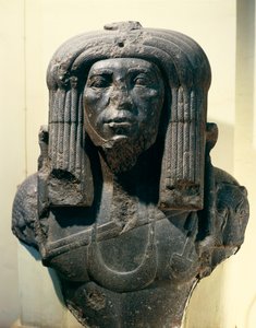 Amenemhat (Amenemhet) III ((Nimaat Re vagy Ammenemes III) mellszobra, papot ábrázolva, a Fayumból, Középbirodalomból, XII. dinasztia