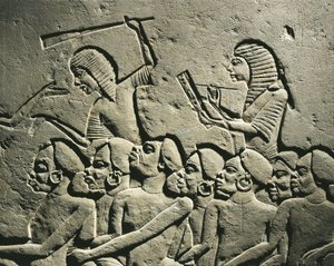 Negroid foglyok egy csoportja, akiket botokkal felfegyverzett őrök vesznek körül, miközben egy írnok jelentést készít. Relief Horemheb sírjából, Szakkarában, részlet alkotó: Egyptian 18th Dynasty