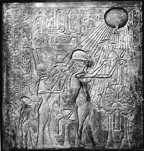 Ehnaton (IV. Amenhotep) eretnek fáraó, Kr.e. 150-től uralkodott, itt Nefertitivel és két lányukkal ajándékoztak a Napnak. Dombormű eredetileg a thébai Nap-templomban. Vászon ruhadarabok alkotó: Egyptian 18th Dynasty