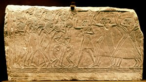 Ókori Egyiptom: alacsony dombormű, amely egy körmenetet ábrázol táncosnővel. Új birodalom. Ramszesz regné II. Kr.e. 14. század. Kairói Múzeum. Egyiptom alkotó: Egyptian 18th Dynasty