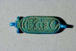 Gyöngy Tutanhamon kartuszjával, Újbirodalom, Tutanhamon uralkodása, ie 1336-27 (fajansz)