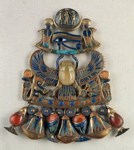 Mellpáncél nap- és holdemblémákkal, Tutanhamon sírjából, Théba, Egyiptom, Aranyművesség, Egyiptomi civilizáció, Újbirodalom, XVIII. dinasztia alkotó: Egyptian 18th Dynasty