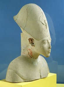 Amenophis IV (Akhenaten) mellszobra Tell el-Amarnából, Amarna-korszak, Újbirodalom, Kr.e. 1353-1337 (mészkő) (lásd még: 107947)