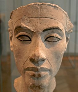 Nefertiti mellszobra (Kr. e. 1370-től 1330-ig) Ehnaton egyiptomi fáraó nagy királyi felesége (fő hitvese). Nefertiti és férje a vallási forradalomról voltak ismertek. Egyetlen istent kezdtek imádni, Atont, a napkorongot. alkotó: Egyptian 18th Dynasty