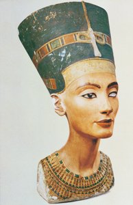 Nefertiti királynő mellszobra, Thutmose szobrászművész Tell el-Amarna műterméből (festett mészkő) (lásd még: 114018, 114019 és 114020)
