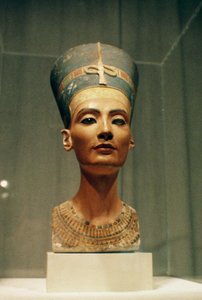 Nefertiti királynő mellszobra, elölnézet, Thutmose szobrász műterméből, Tell el-Amarnában (festett mészkő) (lásd még: 114018-20)