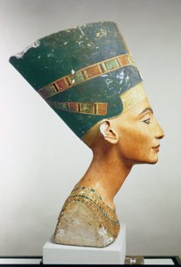 Nefertiti királynő mellszobra, oldalnézet, Thutmose Tell el-Amarna műterméből (festett mészkő) (lásd még: 114018 és 114019)