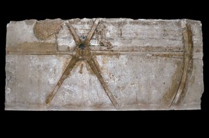 Faragott és festett mészkőtömb szekérkerék ábrázolásával, ie 1353-35 (mészkő)