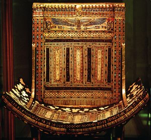 Tutankhamon ünnepi széke, az ívelt ülés és háttámla részlete, Újbirodalom, ie 1325 körül (aranyozott és berakásos fa) (59232 részlet) alkotó: Egyptian 18th Dynasty