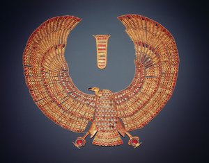 Nyakörv Nekhbet keselyűistennő alakjában, Tutanhamon sírjából (Kr. e. 1370-1352) Újbirodalom (arany, féldrágakövekkel kirakott) (lásd még: 153789)