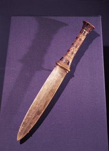 Tőr, Tutanhamon sírjából (Kr. e. 1370-1352) Új Királyság (arany és kloiszon féldrágakőből és üvegből készült alkotás)