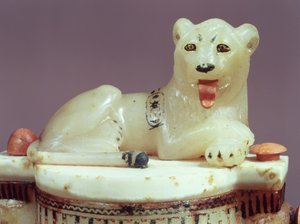 Részlet egy edény fedeléről, a király oroszlán alakjával, Tutanhamon sírjából (Kr. e. 1370-52) Új Királyság (alabástromra festve) (lásd még: 148194) alkotó: Egyptian 18th Dynasty