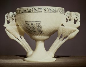 Ivópohár félig kinyílt lótuszvirág formájában, Tutanhamon sírjának bejáratánál (Kr. e. 1370-52) Új Királyság (alabástrom) (lásd még: 162302 és 228555)