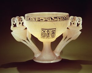Ivópohár félig kinyílt lótuszvirág formájában, Tutanhamon (Kr. e. 1370-1352) Új Királyság (alabástrom) sírjának bejáratánál található (lásd még: 162302 és 149480)