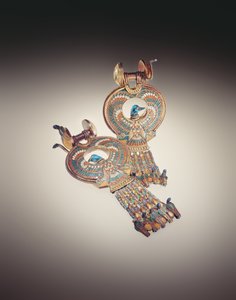 Fülbevaló hibrid madarakkal, sólyomszárnyakkal és kacsafejekkel, Tutanhamon sírjából (Kr. e. 1370-1352) Új Királyság (arany kirakással színes üveggel és fajansszal)