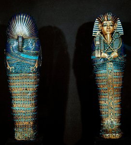 Egyiptomi ókor: Cisele arany szarkofág az elhunyt zsigereit tartalmazta. Tutankhamon (mind-Ankh-amun vagy Tutankhamon) kincstársától (Kr. e. 1345-1327) 18. dinasztia. Thébában, a Királyok Völgyében találták. Kr.e. 1342. Kairó, Egyiptomi Múzeum alkotó: Egyptian 18th Dynasty