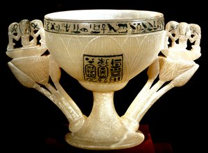 Egyiptomi antikvitás: a thébai jótevők halhatatlanjának pohara. Lótusz alakú albaszterkehely. Tutankhamon (mind-Ankh-amun vagy Tutankhamon) (Kr.e. 1345-1327) 18. dinasztia kincstársától. Thébában, a Királyok Völgyében találták. Kr.e. 1342. Kairó, Egyiptom alkotó: Egyptian 18th Dynasty