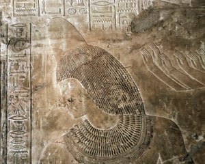 Egyiptomi antikvitás: Kha em Het (Khaemhat) Amenophis III udvarának padlásfelügyelője és írnoka sírjának domborműve (TT57), kúpot viselő karaktert ábrázol. 18. dinasztia. Kr.e. 1530-1290. Vallee des Nobles. Luxor, Ciszjordánia, Egyiptom alkotó: Egyptian 18th Dynasty
