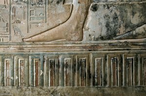 Egyiptomi antikvitás: a sírból kilépő írnok lábát ábrázoló dombormű, valamint Kha em Het (Khaemhat) padlásfelügyelő és írnok Amenophis III udvarában (TT57) sírjának palotafríze. 18. dinasztia. Kr.e. 1530-1290. Vallee des Nobles. L alkotó: Egyptian 18th Dynasty