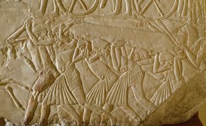 Egyiptomi ókor: rabszolgák, akik obeliszket cipelnek a fáraói Egyiptom nagy művei alatt. Egy dombormű részlete a 18. dinasztia végi dinasztia egyik vezető tisztviselőjének sírjából. Kr.e. 1570-1320. Bologna, Civico Museo Archeologico alkotó: Egyptian 18th Dynasty